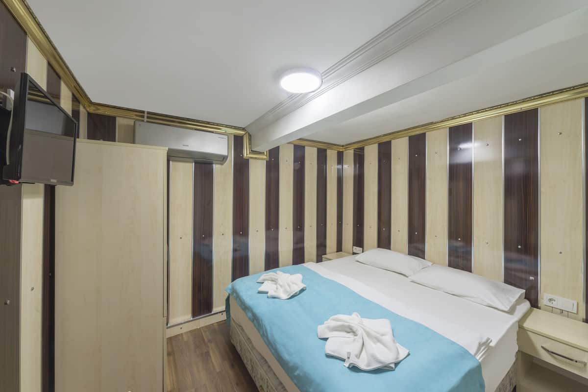 Een minibar, een kluis op de kamer, een bureau, geluiddichte muren