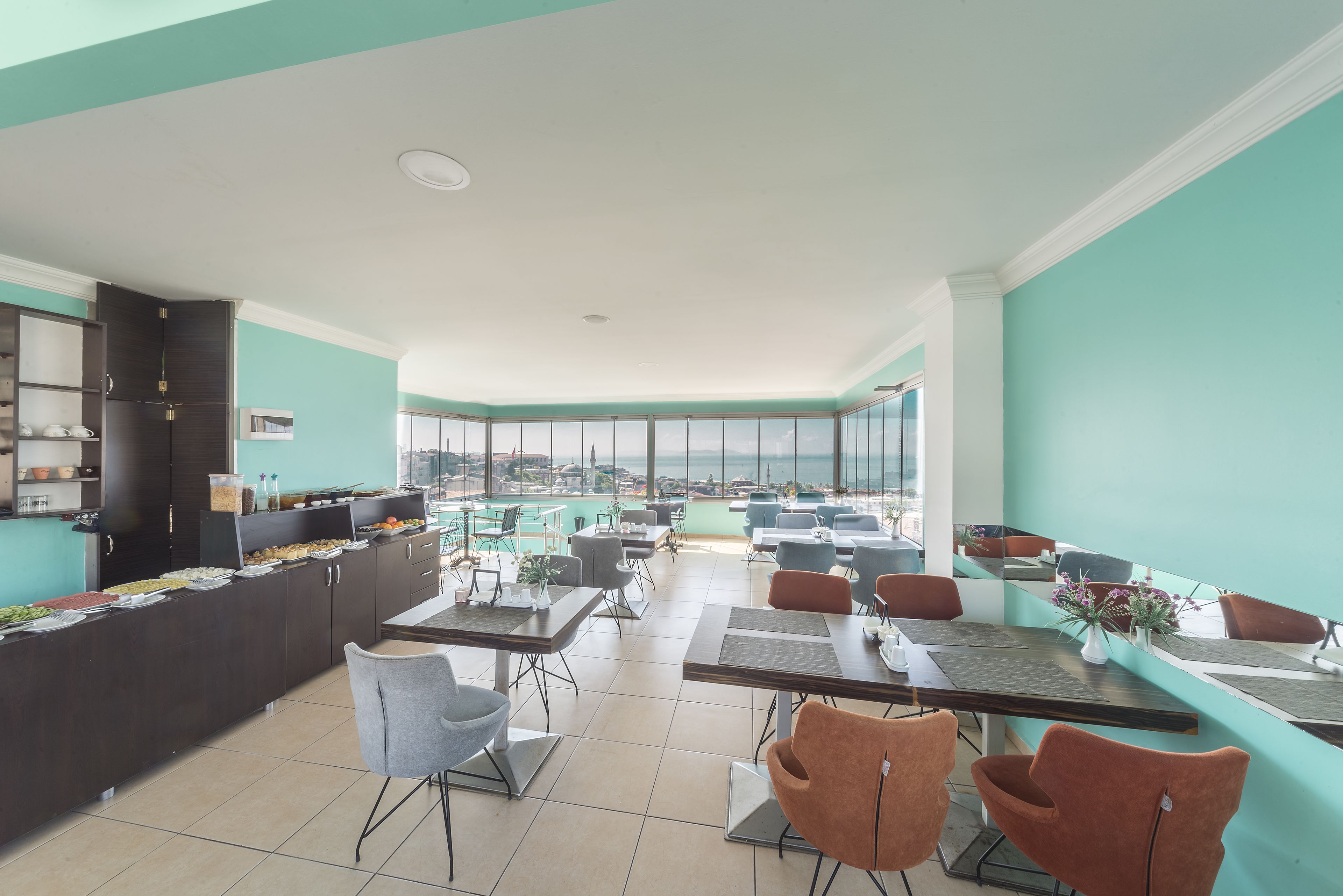 Se ofrece un desayuno continental (10 TRY por persona)