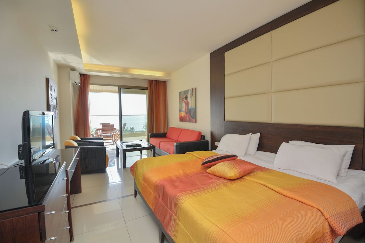 Select Comfort beds, minibar, in-room safe, desk