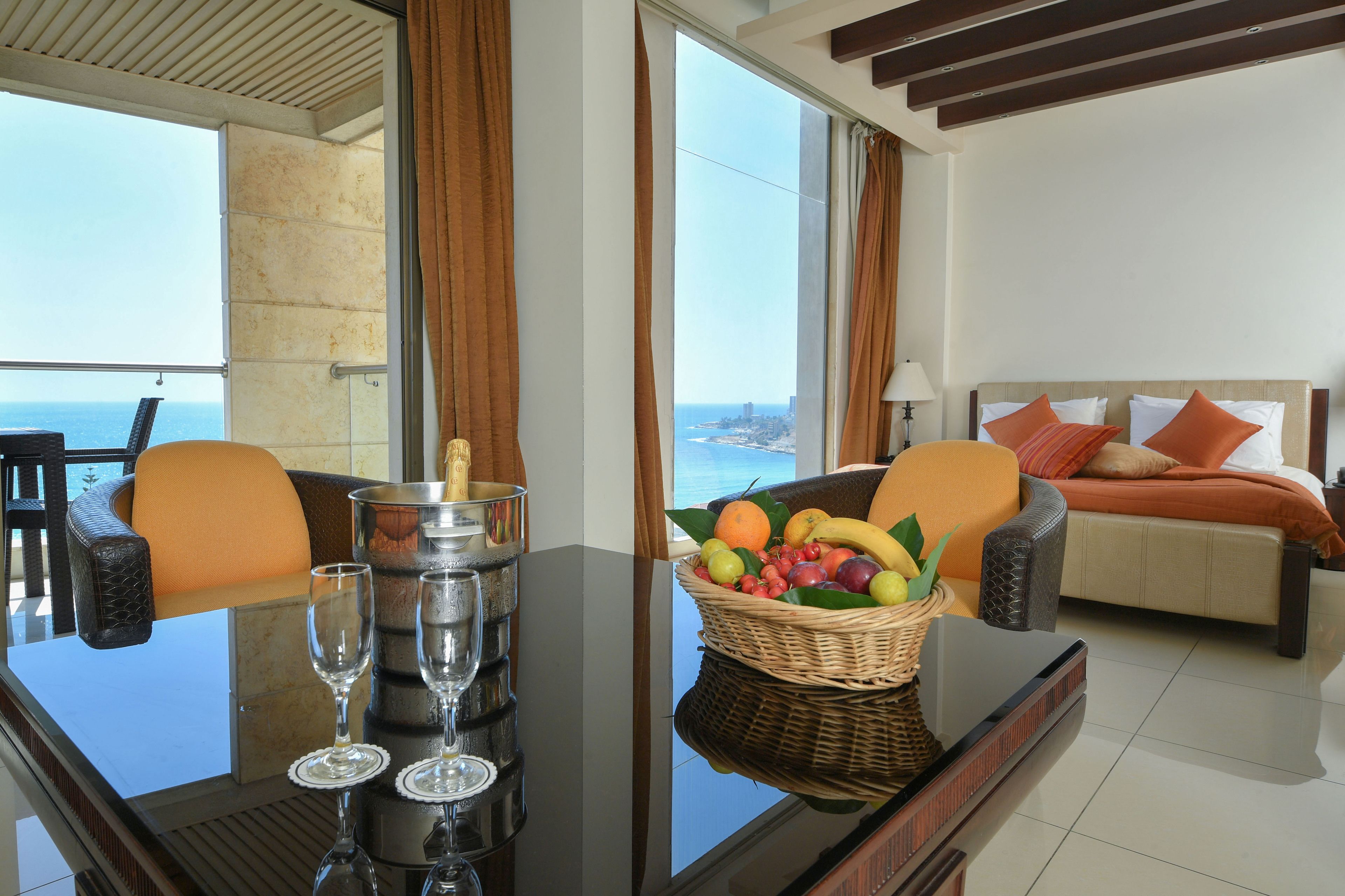 스위트, 분사식 욕조 | 셀렉트 컴포트 침대, 미니바, 객실 내 금고, 책상