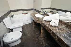 Kostenlose Toilettenartikel, Haartrockner, Bademäntel, Hausschuhe