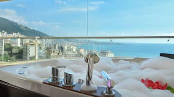 Royal suite, bubbelbad, uitzicht op zee | Bubbelbad