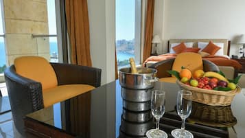 Svíta - nuddbaðker | Rúm með Select Comfort dýnum, míníbar, öryggishólf í herbergi, skrifborð