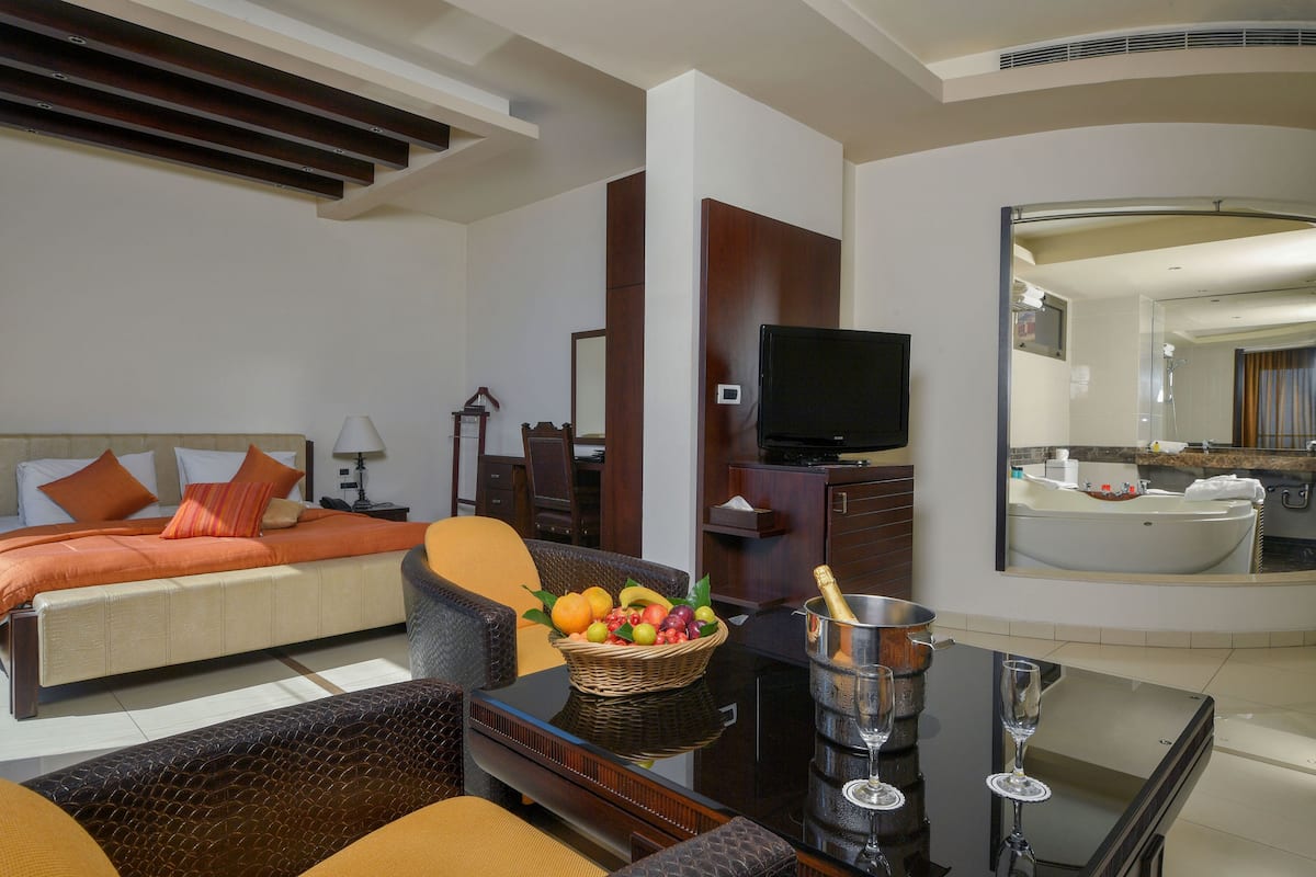 Suite, Jetted Tub