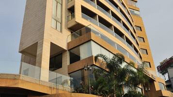 Vista frontal de la propiedad