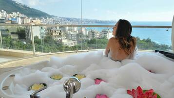 Suite Royal, hidromasaje, vista al mar | Tina de hidromasaje