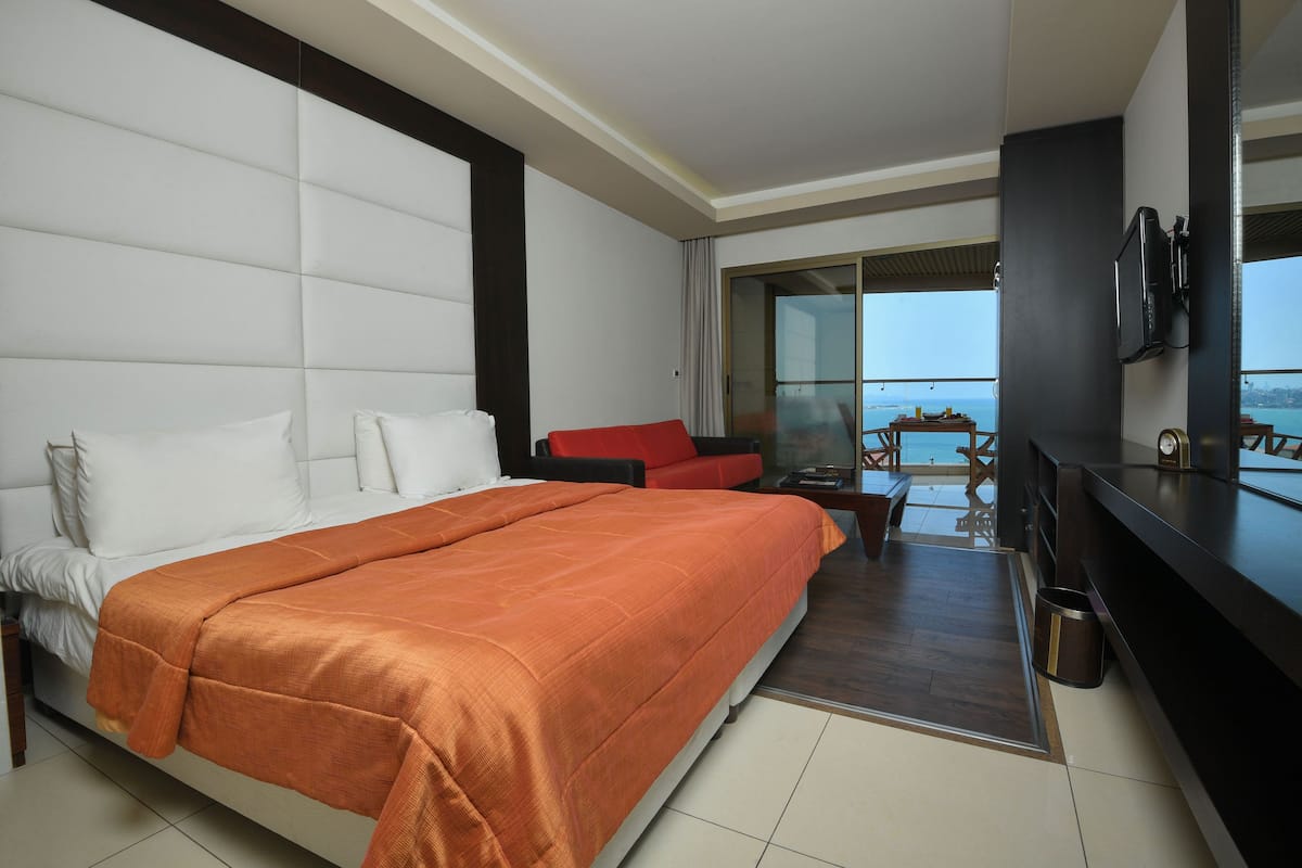 Select Comfort beds, minibar, in-room safe, desk