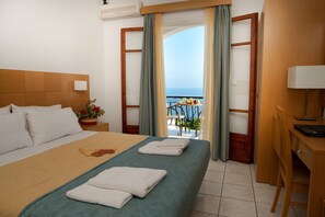 Pillowtop beds, in-room safe, desk, blackout drapes - Villa Contessa (Zakynthos)