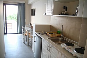 Apartemen Deluks, jet tub, pemandangan laut | Dapur pribadi | Lemari es, kompor, mesin pembuat kopi/teh, dan ketel listrik