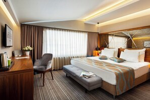 Terrace Deluxe Double Room With Sea View | Camas com colchões pillow-top, frigobar, cofres nos quartos