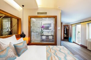 Terrace Deluxe Double Room With Sea View | Camas con pillow-top, minibar y caja de seguridad en la habitación 