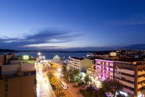 Fachada da propriedade à noite