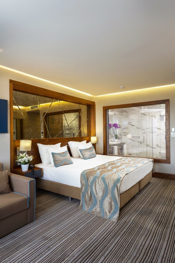 Corner Deluxe Double Room with Sofa and City View | Pillowtop beds, minibar, in-room safe, desk