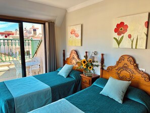 Dobbeltrom | Sengetøy av topp kvalitet, skrivebord, strykejern/-brett og barnesenger