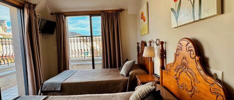 Doppelzimmer | Hochwertige Bettwaren, Schreibtisch, Bügeleisen/Bügelbrett, Babybetten