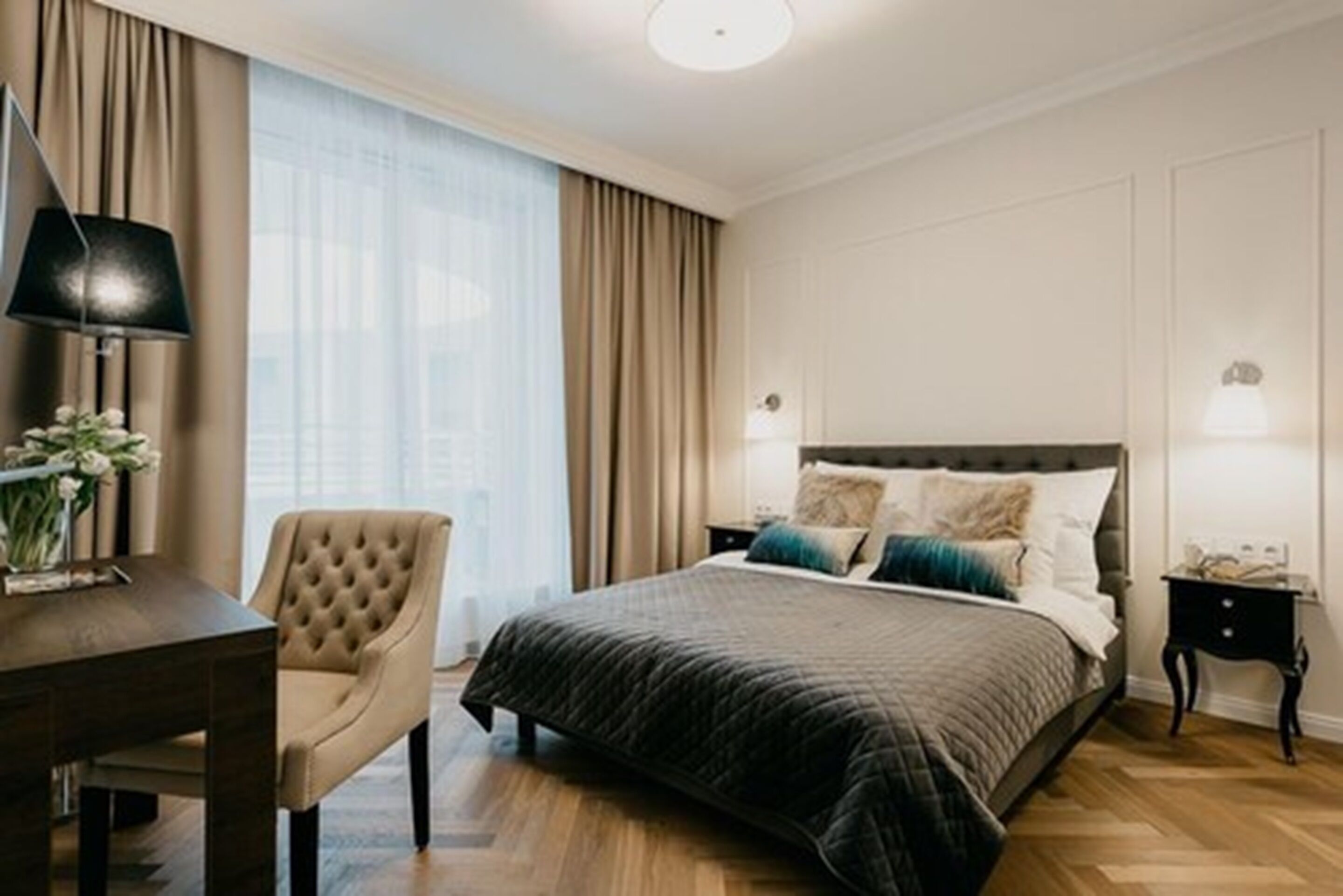 Una habitación de hotel con una cama grande, un escritorio y una silla.