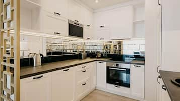 One-bedroom Deluxe Apartment for 4 people | Private kitchen | Full-sized fridge, microwave, oven, stovetop