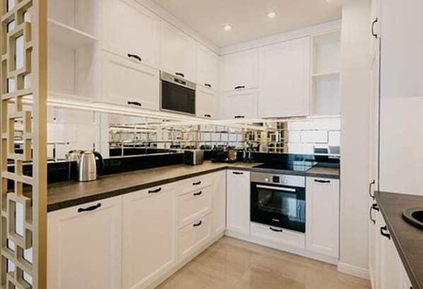 Appartement Deluxe, 1 chambre (for 4 people) | Cuisine privée | Grand réfrigérateur, micro-ondes, four, plaque de cuisson