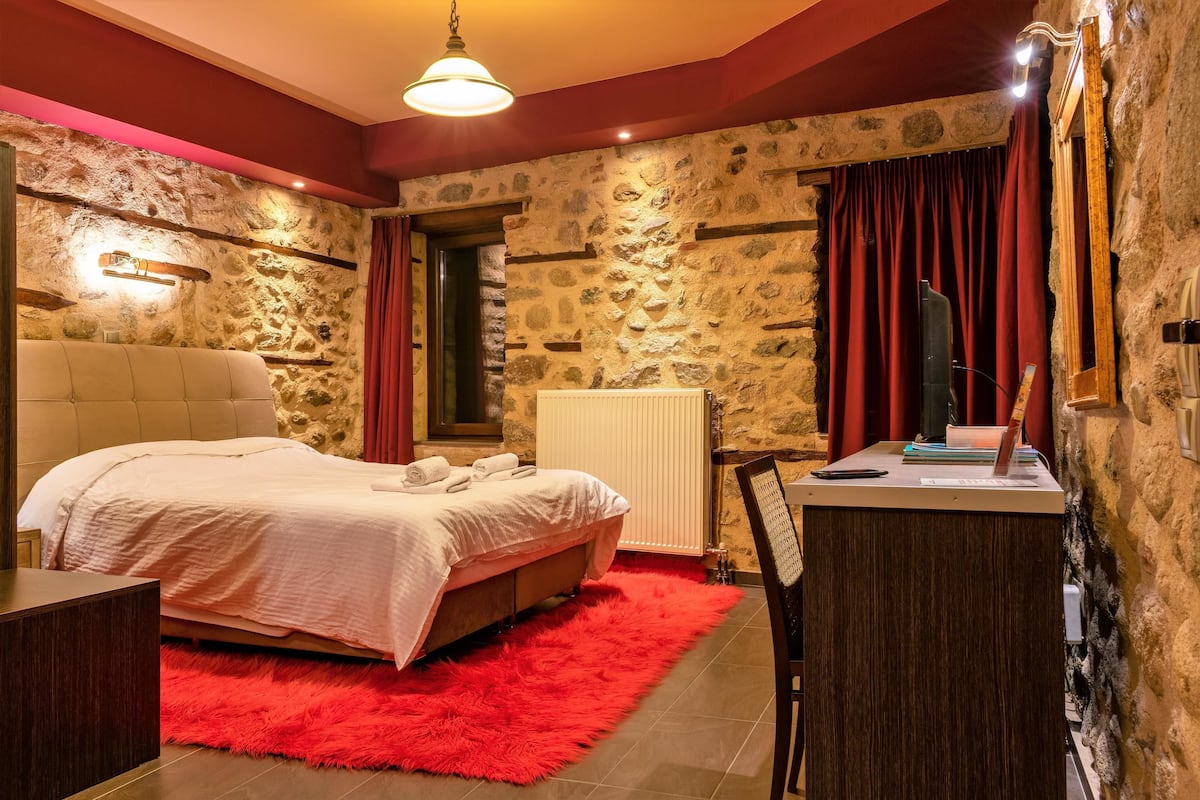 Deluxe Bungalow, 1 Bedroom, Kitchenette, Mountain View | Blackout drapes, soundproofing, iron/ironing board, WiFi (free)