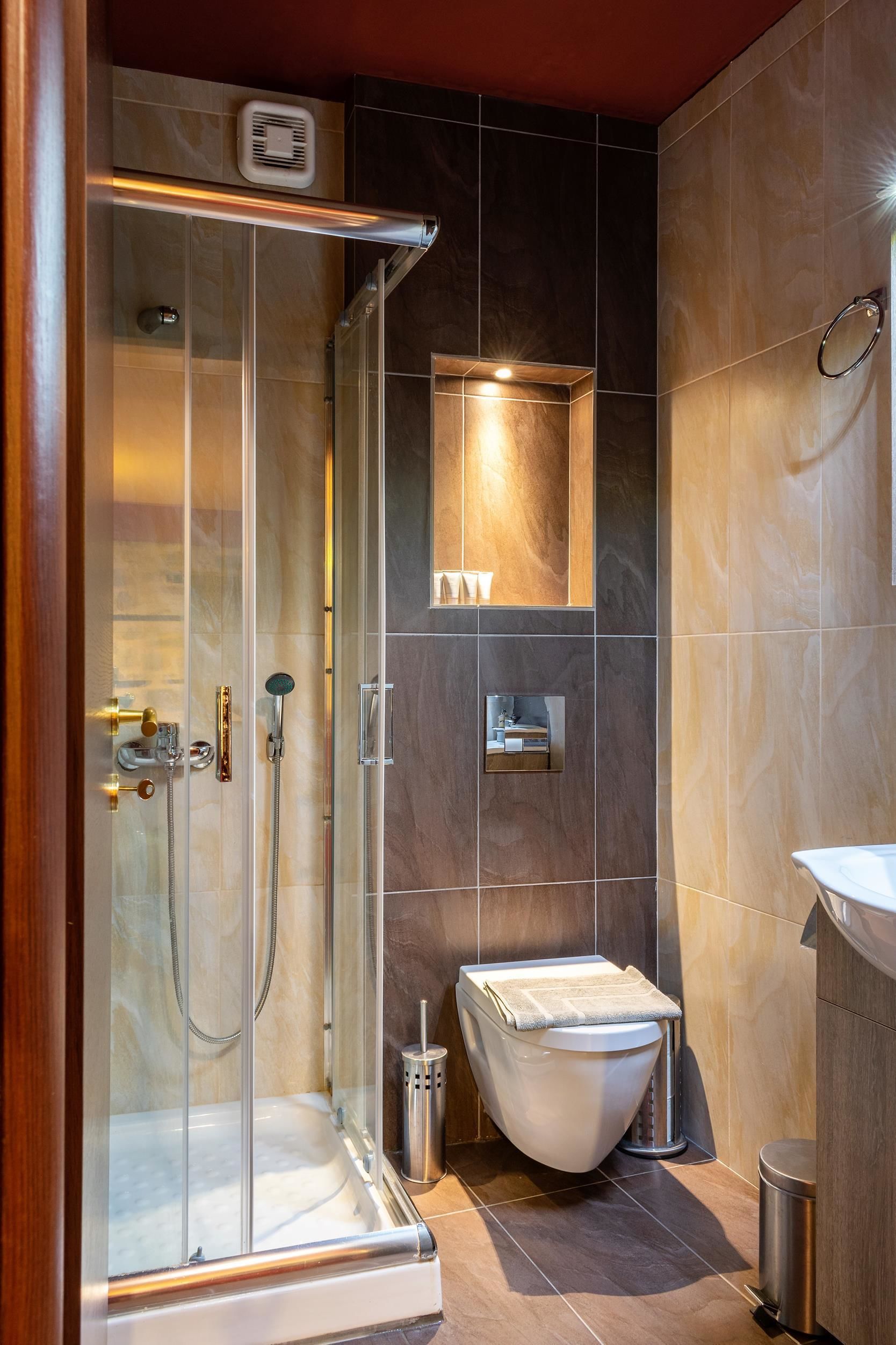 Deluxe-Bungalow, 1 Schlafzimmer, Kochnische, Bergblick | Badezimmer | Duschwanne, Haartrockner, Hausschuhe, Handtücher