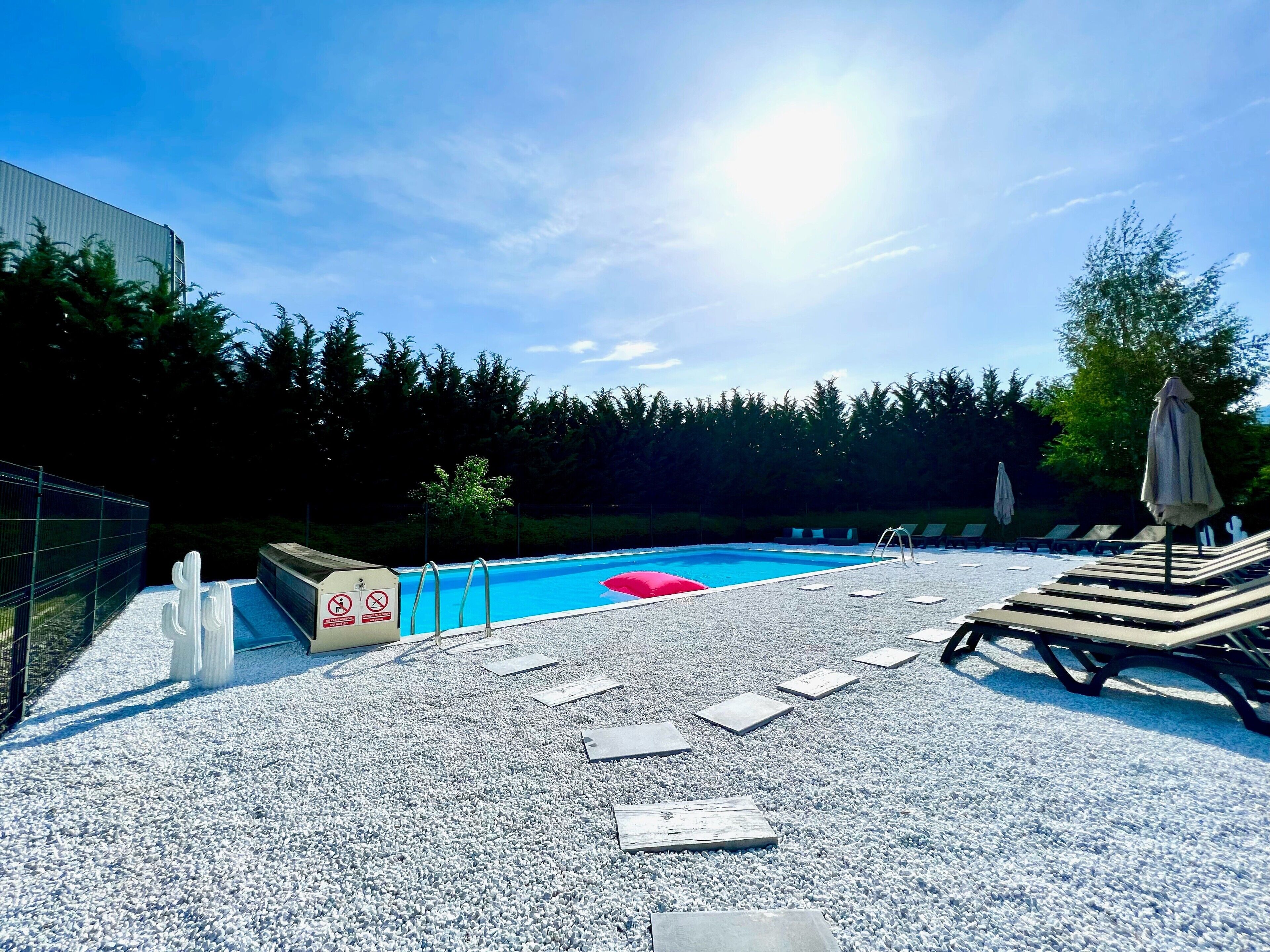 seasonal outdoor pool, open 9:30 am to 8:00 pm, pool umbrellas