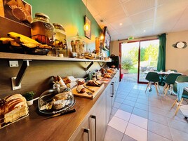 Petit déjeuner buffet (17 EUR par personne)