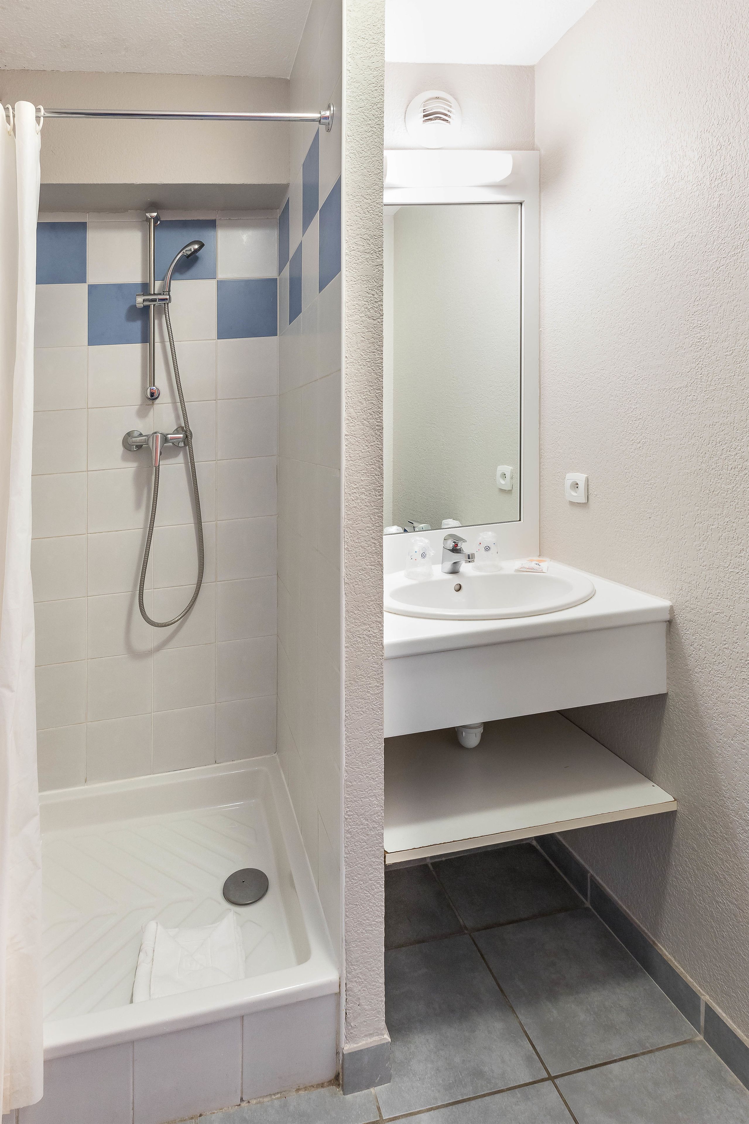 family duplex, 2 bedrooms | bathroom | shower, free toiletries, hair dryer, towels