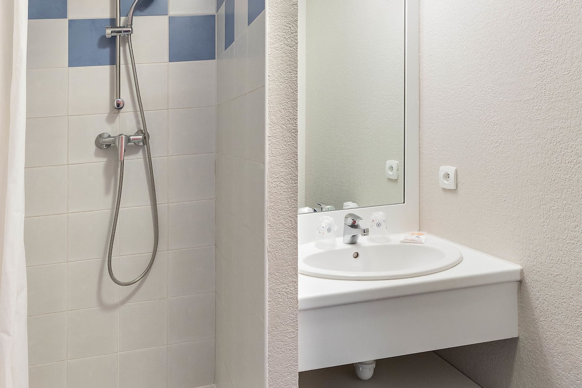 family duplex, 2 bedrooms | bathroom | shower, free toiletries, hair dryer, towels