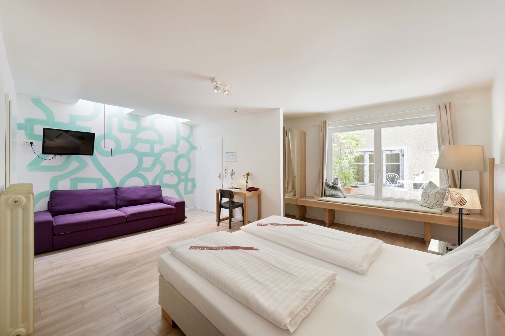 Decoración individual, escritorio, wifi gratis y ropa de cama