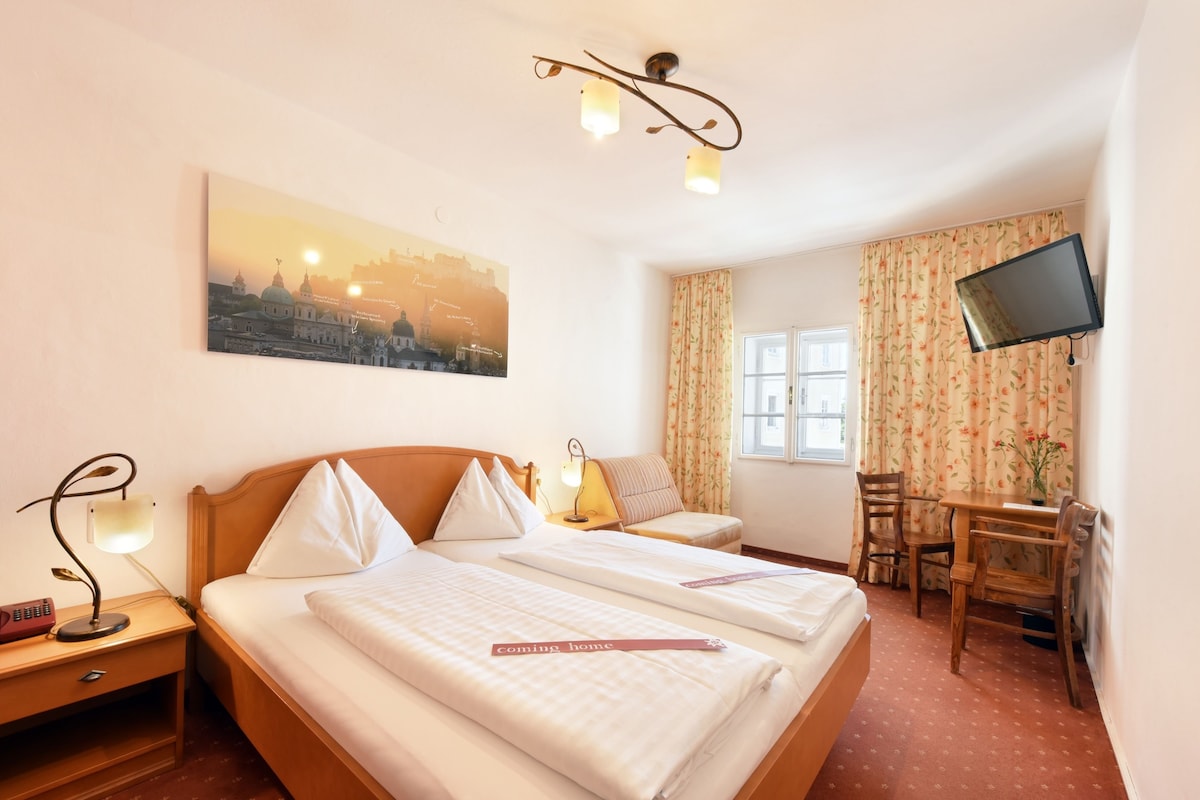 Escritorio, wifi gratis, decoración individual y ropa de cama