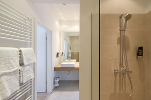 Suite, 1 slaapkamer (Krone) | Badkamer | Een haardroger, handdoeken