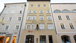 Ett hotell med en klassisk fasad, många fönster och en skylt som visar att det är ett hotell.