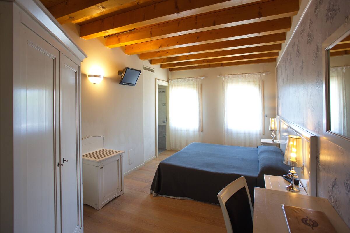 minibar, in-room safe, individually decorated, individually furnished