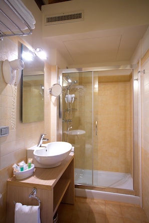 Habitación individual (French Bed) | Baño | Regadera, amenidades de baño gratuitas, secadora de cabello, pantuflas