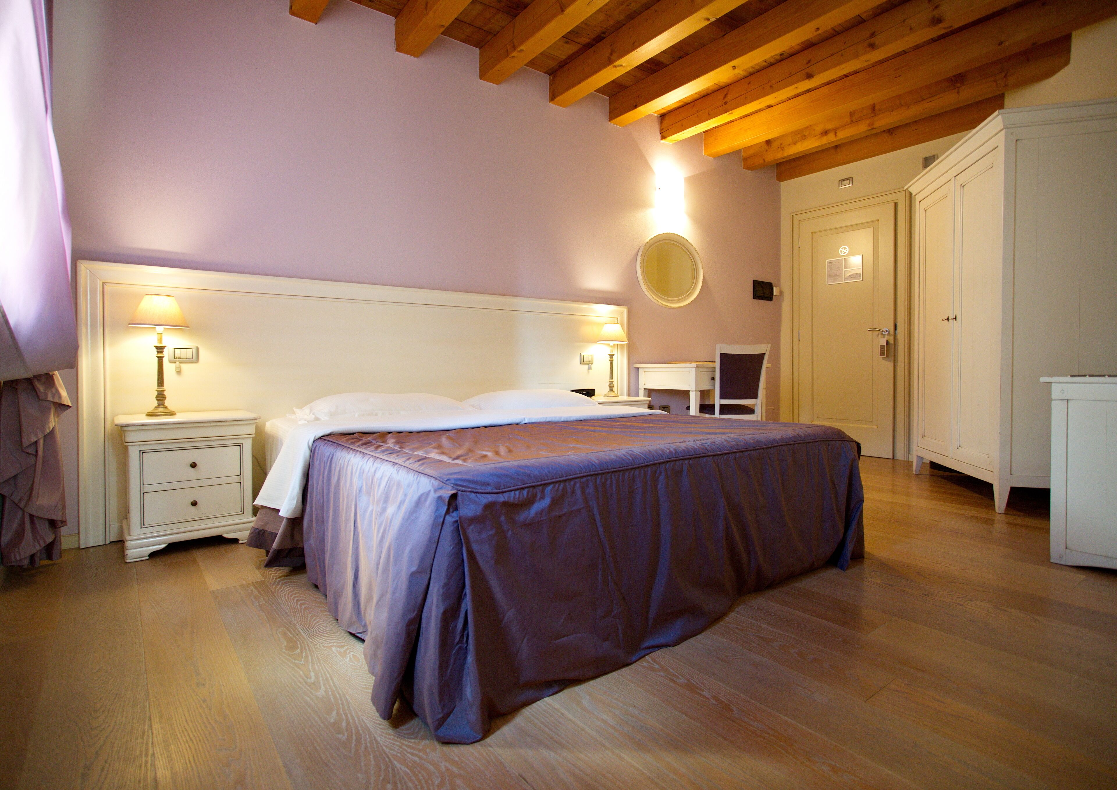 minibar, in-room safe, individually decorated, individually furnished