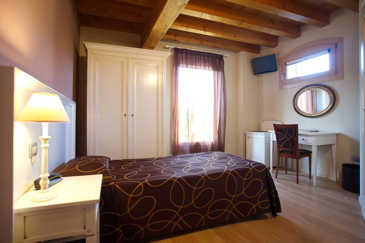Single Room | Minibar, in-room safe, desk, blackout drapes