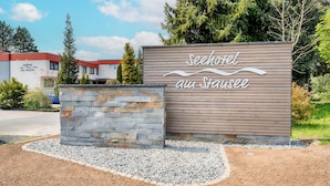 A hotel sign with the name 'Seehof am Stausee'. - Seehotel am Stausee (Gerolstein)