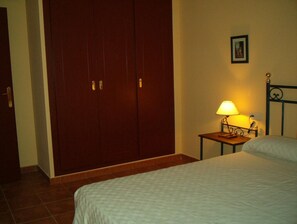 Desk, iron/ironing board, rollaway beds, free WiFi - Hotel La Casa Rural (Chinchon)