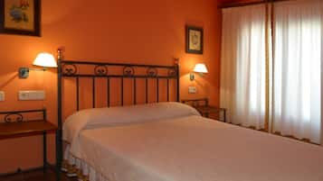 Habitació doble estàndard | Escriptori, planxa i posts de planxar i llits addicionals