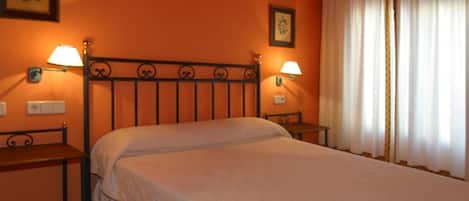 Escritorio, tabla de planchar con plancha y camas plegables/adicionales