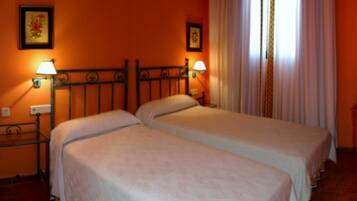 Escriptori, planxa i posts de planxar i llits addicionals