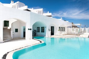 Indoor pool, seasonal outdoor pool, pool umbrellas, sun loungers - Avant Garde Suites (Santorini)