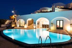 Indoor pool, seasonal outdoor pool, pool umbrellas, sun loungers - Avant Garde Suites (Santorini)