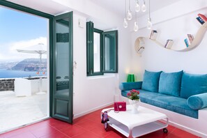 Deluxe Suite, Hot Tub, Sea View | Living area