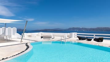 Una piscina techada, una piscina al aire libre de temporada, sombrillas