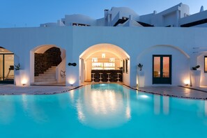 Indoor pool, seasonal outdoor pool, pool umbrellas, sun loungers - Avant Garde Suites (Santorini)