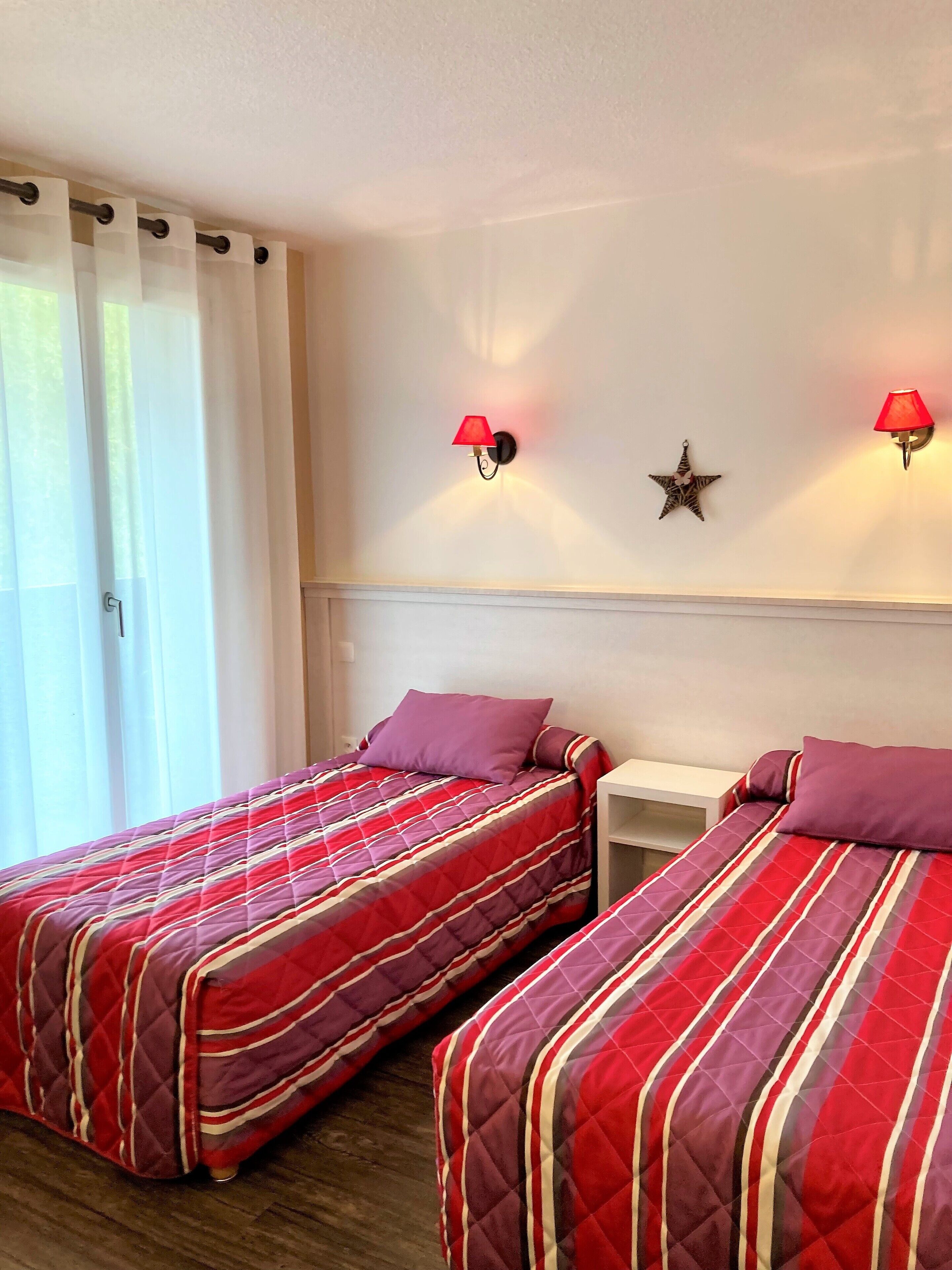 twin room | desk, iron/ironing board, free wifi, bed sheets