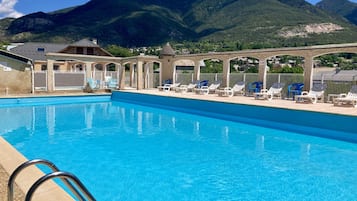 Indendørs pool, sæsonbestemt udendørs pool, liggestole