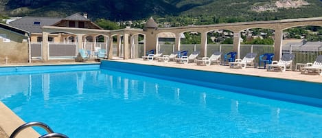 Inomhuspool, en sÀsongsöppen utomhuspool och solstolar