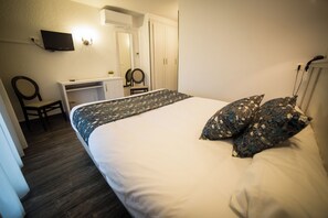 Habitación doble | Escritorio, tabla de planchar con plancha, wifi gratis y ropa de cama 